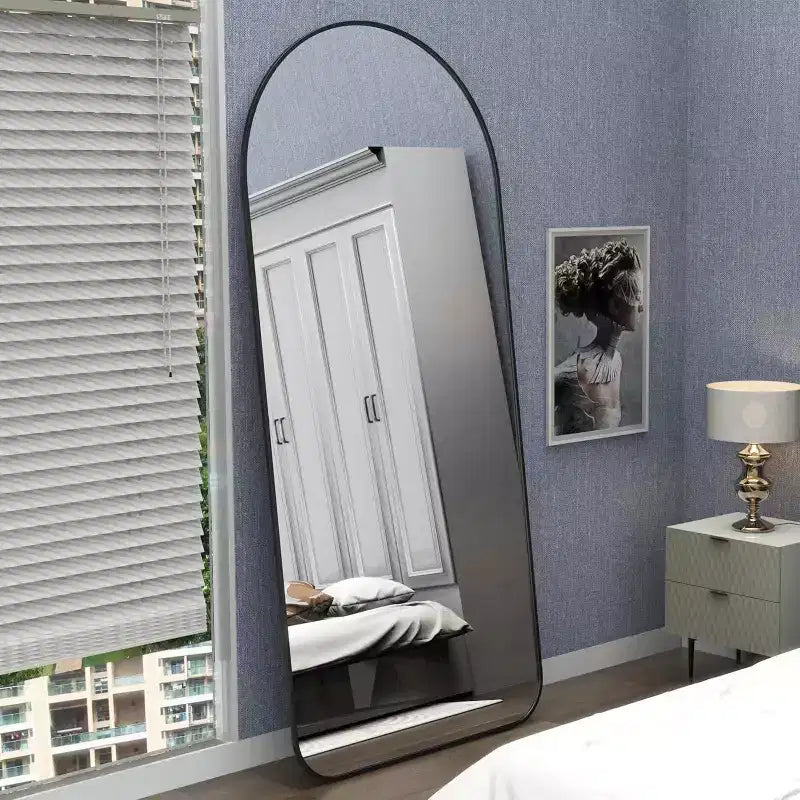 Miroir pleine longueur de 71" x 32" avec cadre en aluminium noir et dessus cintré