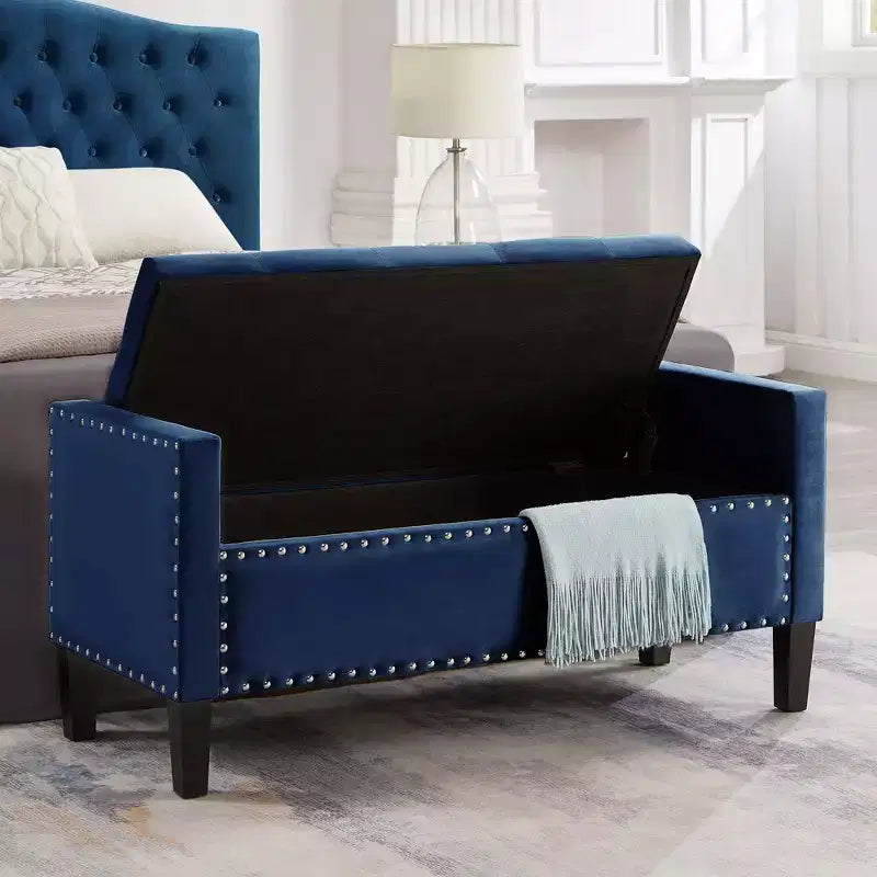 Banc de rangement capitonné avec accoudoirs et garniture cloutée – Bleu marine