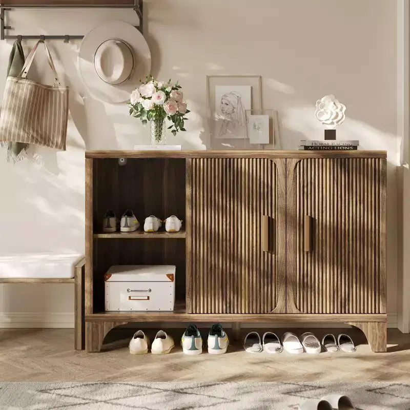 Armoire de rangement moderne à 3 portes avec portes cannelées et étagères réglables
