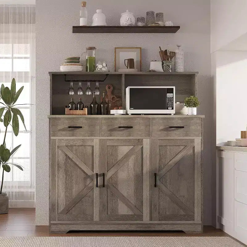 Buffet de ferme 47 po avec support à micro-ondes, portes de grange, 3 tiroirs et étagères