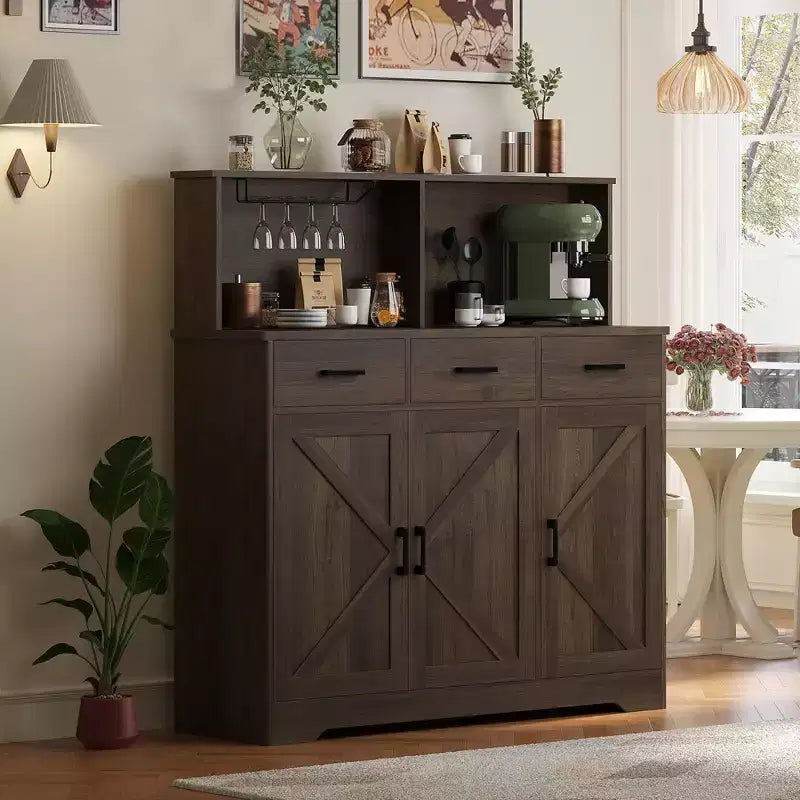 Buffet de ferme 47 po avec support à micro-ondes, portes de grange, 3 tiroirs et étagères