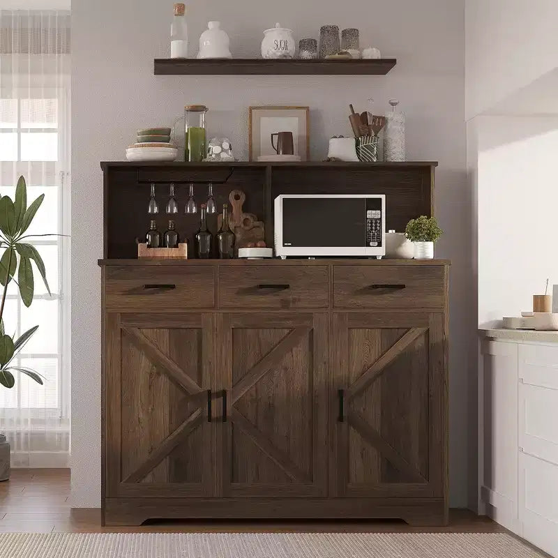 Buffet de ferme 47 po avec support à micro-ondes, portes de grange, 3 tiroirs et étagères